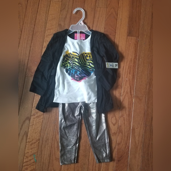 Outfit - Picture 1 of 2